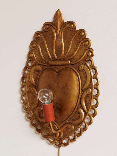 detalle textura metal dorado corazón ex voto lámpara mural Brocantia