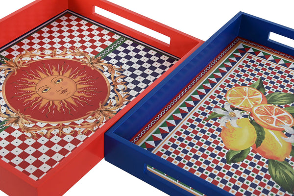 Detalle de bandeja decorativa estilo siciliano con sol rojo y bandeja azul con limones