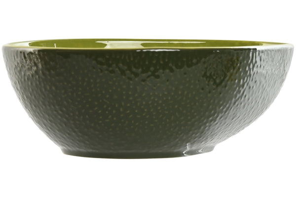 Vista lateral del cuenco de cerámica imitando la piel de un aguacate, textura rugosa en verde oscuro