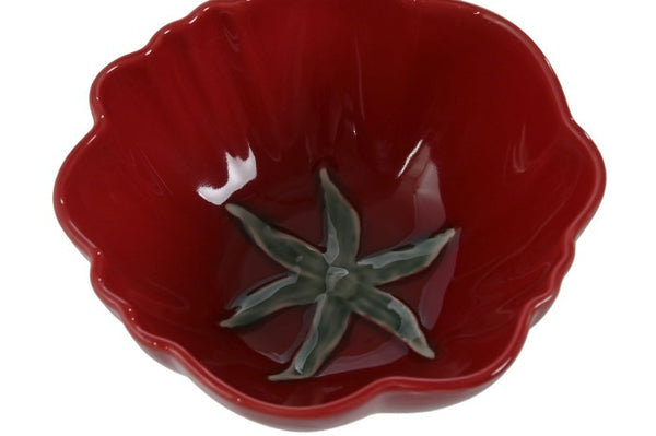 Bowl cerámico con forma de tomate visto en ángulo, interior rojo brillante con detalle de hojas verdes