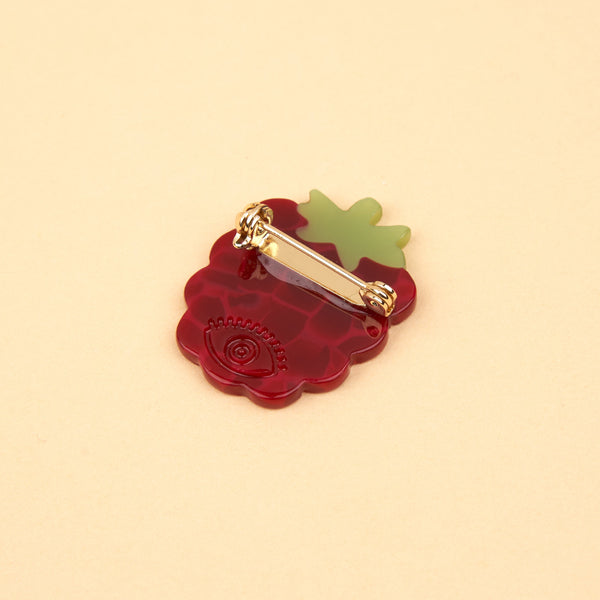 parte trasera del broche frambuesa Coucou Suzette con cierre dorado – Brocantia