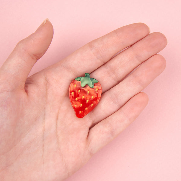 Broche fresa Coucou Suzette sostenido en mano para ver tamaño real - Brocantia