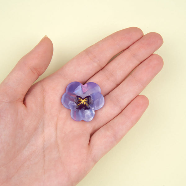 Broche floral violeta Coucou Suzette en mano – detalle tamaño real