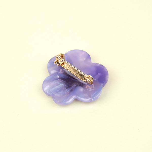 Parte trasera metálica del broche flor Coucou Suzette – vista sujeción dorada