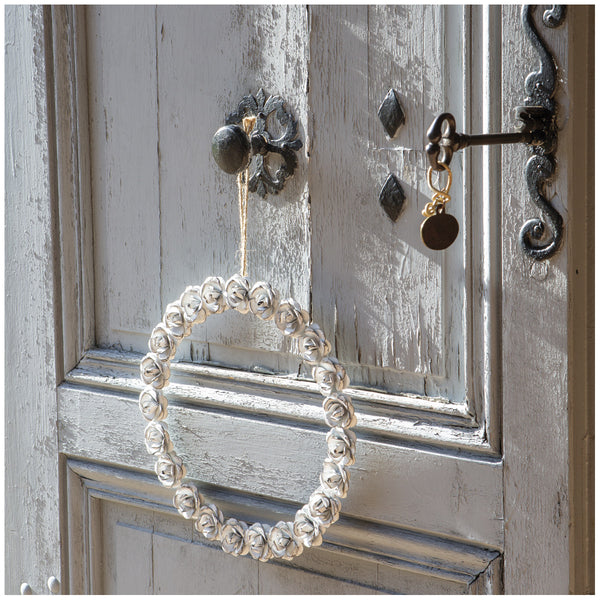 decoración vintage con corona floral metálica