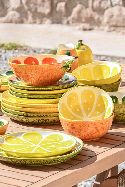 Vajilla completa cítrica de verano Brocantia sobre mesa exterior