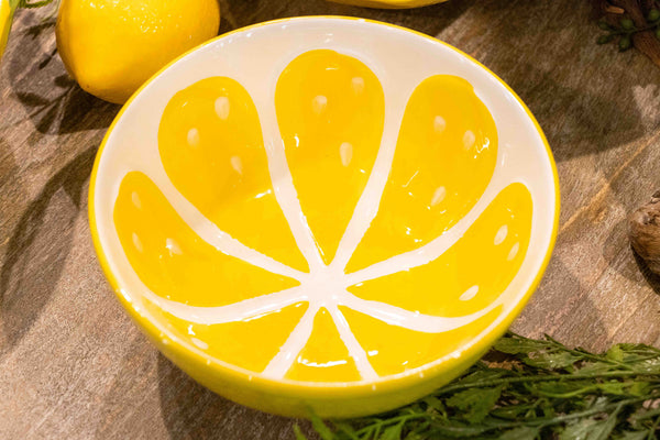 Detalle interior del bol amarillo grande de gres con diseño de limón partido.