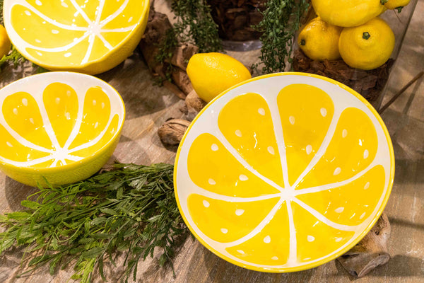 Vista superior de cuencos decorativos de limón grande sobre mesa rústica.