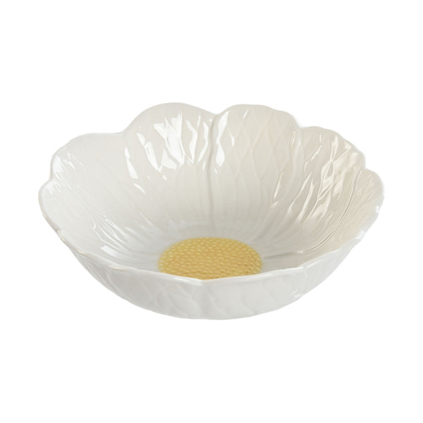 Cuenco de cerámica blanca en forma de flor abierta con centro amarillo, diseño floral decorativo y funcional