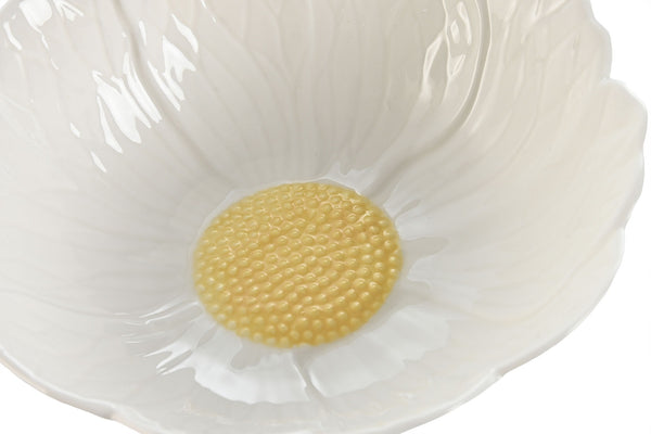 Detalle del interior del cuenco con textura de pétalos en relieve y centro amarillo perlado simulando pistilo de flor