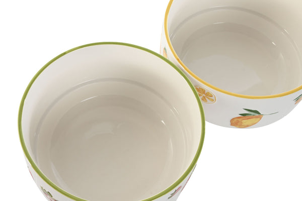 Vista desde arriba de ensaladeras decoradas con fresas y limones, vajilla de cerámica artística para cocina alegre