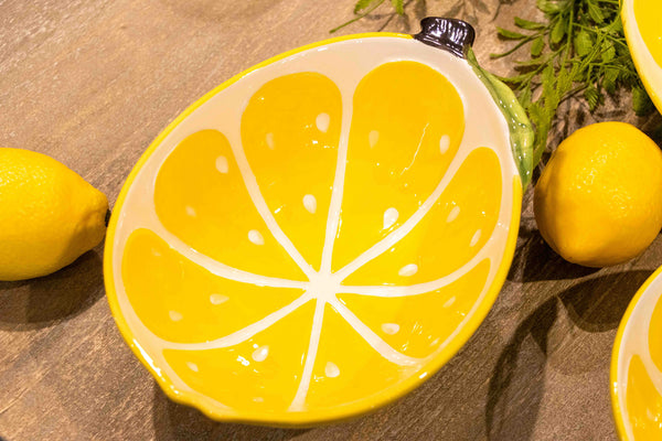 Detalle de ensaladera mediana con forma de limón y hoja decorativa – Brocantia
