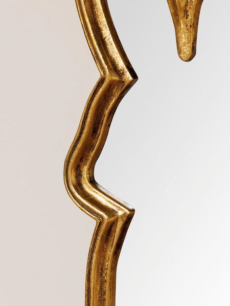 Detalle del marco dorado envejecido del espejo conejo – diseño vintage Brocantia