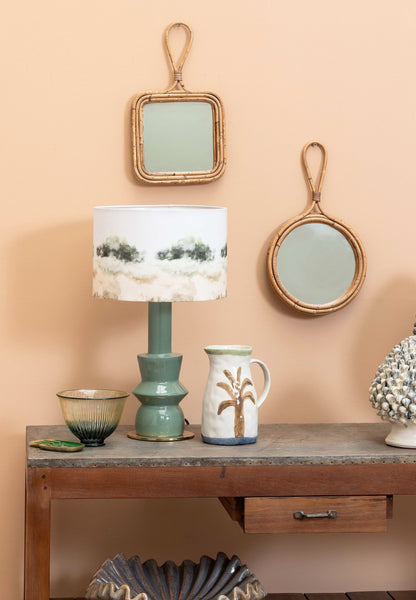 Ambiente decorado con espejo cuadrado de fibra, lámpara cerámica y elementos vintage - Brocantia