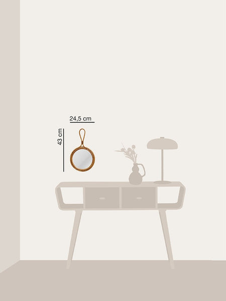 Espejo de ratán natural estilo boho colgado en la pared