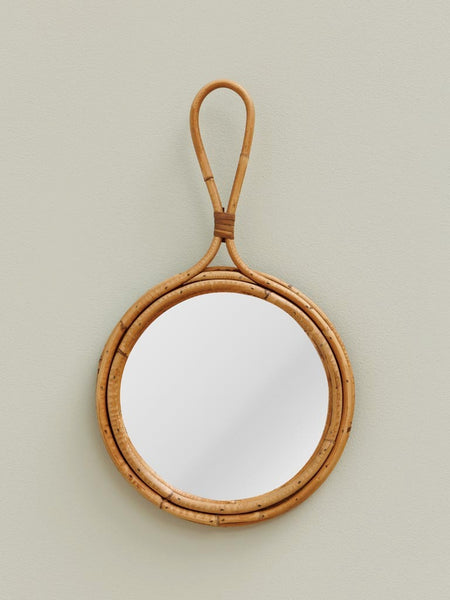 Detalle espejo de ratán redondo con marco trenzado
