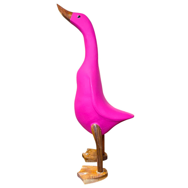 Pato decorativo artesanal de madera fucsia hecho a mano en Indonesia con teca reciclada
