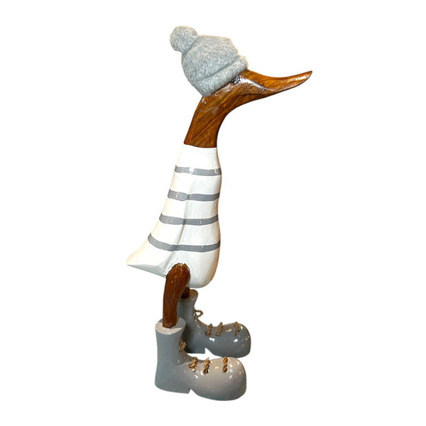 Pato artesanal de madera con gorro gris y botas, hecho a mano en Indonesia con teca reciclada