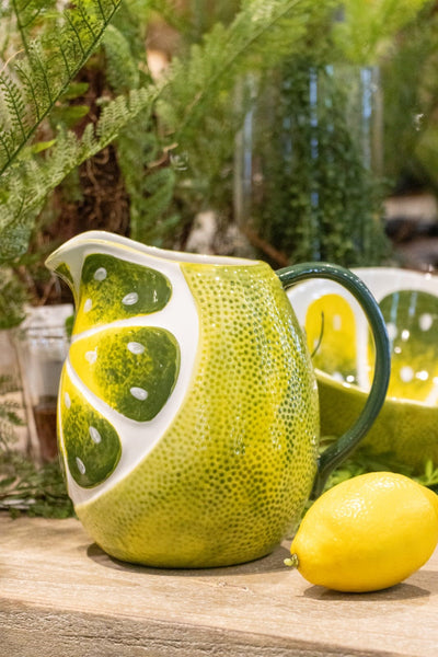 Jarra de cerámica artesanal en forma de lima en mesa decorativa, tienda Brocantia Oviedo