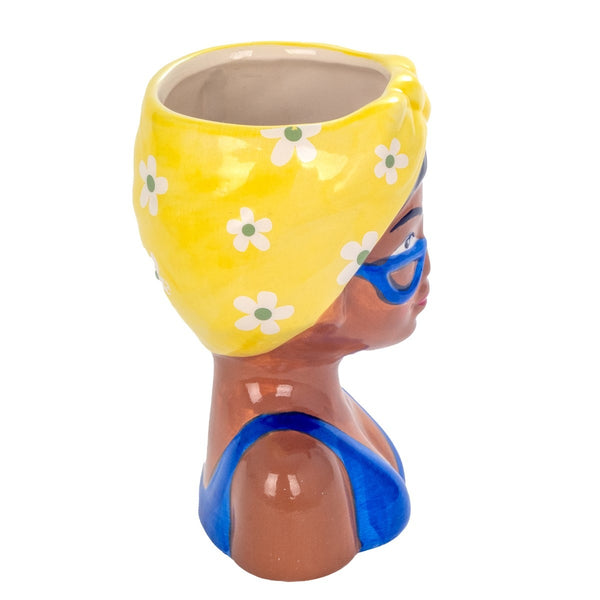 vista lateral macetero busto mujer pañuelo flores blancas