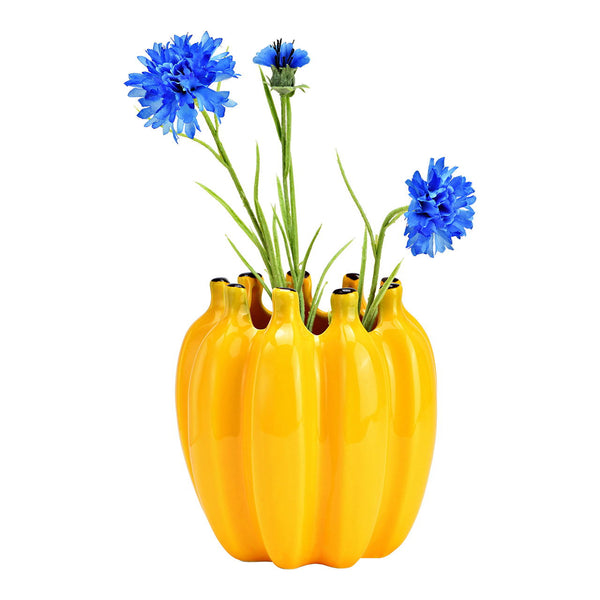 jarrón amarillo con flores azules decorativas