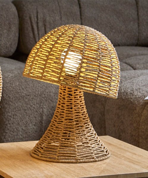 Lámpara de sobremesa encendida estilo seta en salón con sofá gris - luz ambiental acogedora Brocantia decoración.