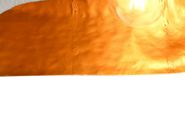 Lámpara de techo blanco con interior dorado