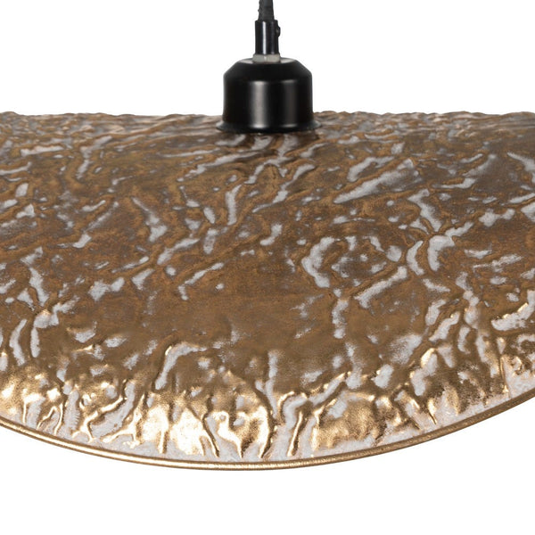 Detalle superficie metálica martillada en lámpara de techo dorada - Brocantia