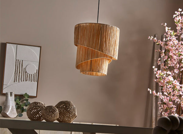 lámpara colgante de fibras vegetales iluminando salón con estilo slow deco