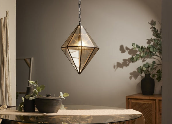 ambiente decorado con lámpara colgante rombo de cristal en comedor elegante Brocantia