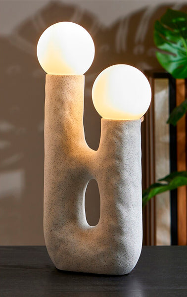 Lámpara decorativa encendida con forma artística en cerámica blanca y tulipas esféricas cálidas