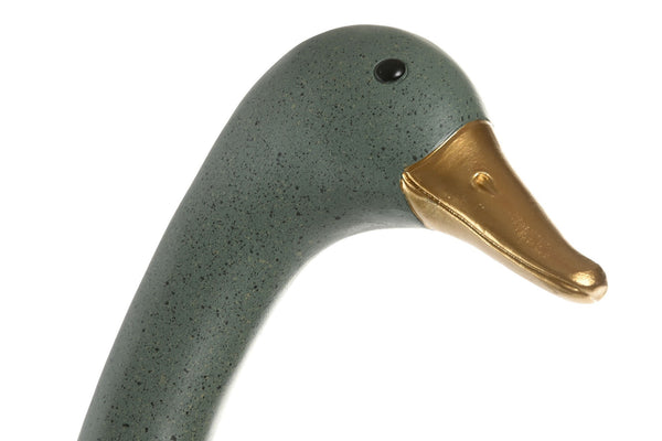 Primer plano del pico dorado de la lámpara de pato de resina en color verde mate