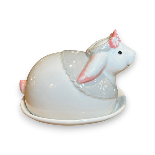 Mantequillera de cerámica en forma de conejo blanco con flores rosas y orejas rosadas, diseño decorativo y funcional