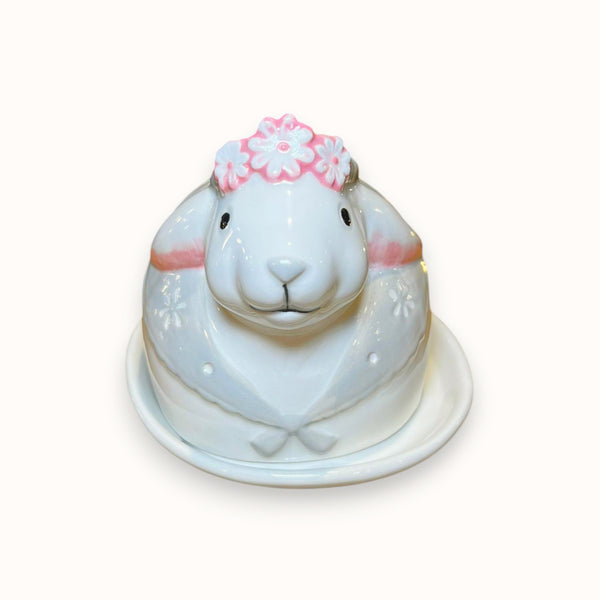 Mantequillera con forma de conejita blanca con corona floral rosa y lazo en el cuello, ideal para mesas románticas