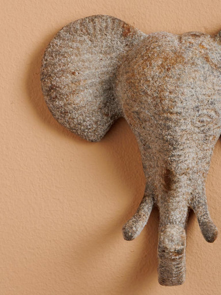 Detalle de trompa y orejas en perchero de elefante en hierro envejecido