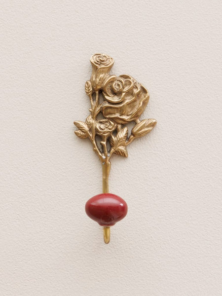 percha vintage estilo rosal metal dorado con detalle rojo cerámico brocantia tienda de decoración oviedo