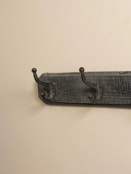 detalle del perchero con pátina gris y colgadores en hierro Brocantia