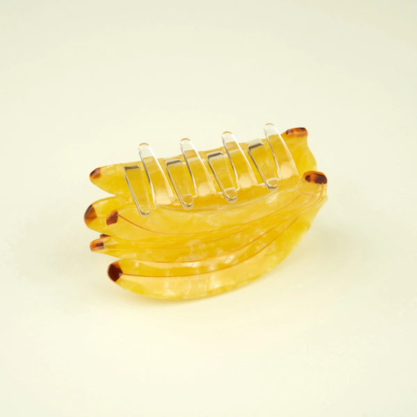 clip banana Coucou Suzette cerrado - vista lateral sobre fondo crema