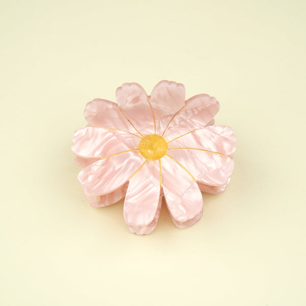 Pinza para el pelo forma flor rosa cosmos Coucou Suzette sobre fondo crema