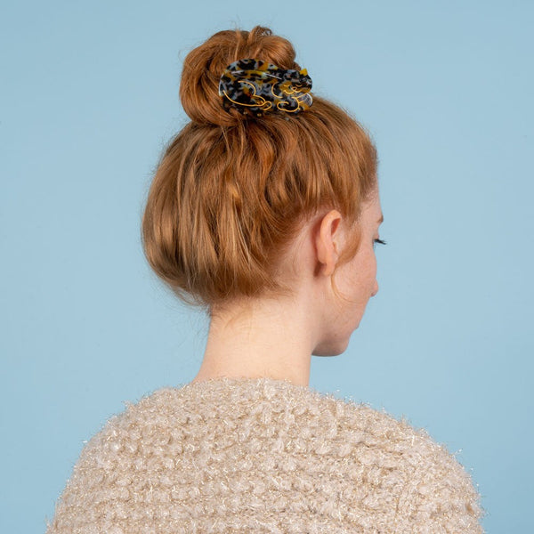 moño recogido con pinza de gata tricolor Coucou Suzette