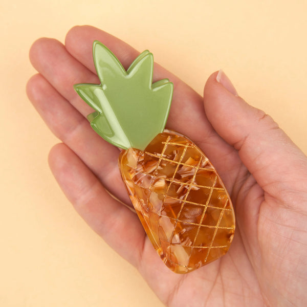 detalle pinza piña en mano para tamaño real Brocantia Oviedo