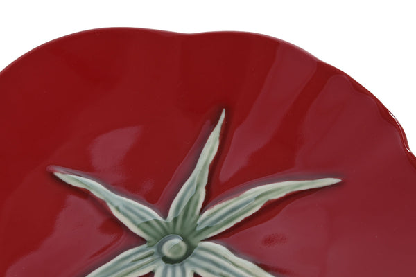 Detalle en primer plano de las hojas verdes en relieve del plato de cerámica con forma de tomate