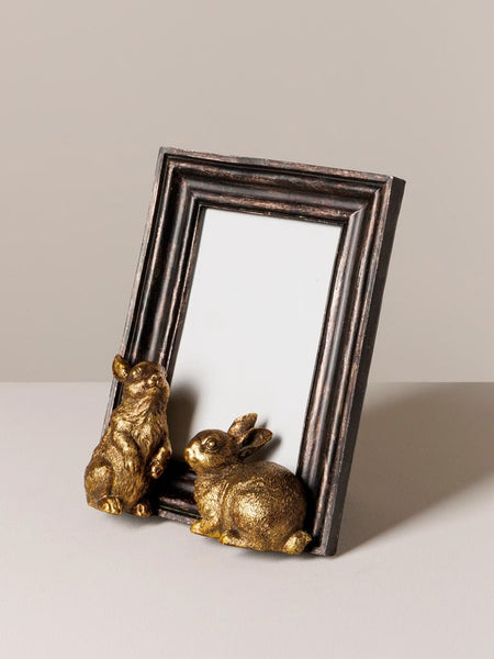 Marco de fotos vertical con dos conejos dorados sobre base negra