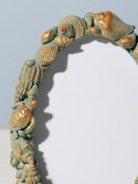 Detalle del relieve marino con conchas doradas y tortuga decorativa