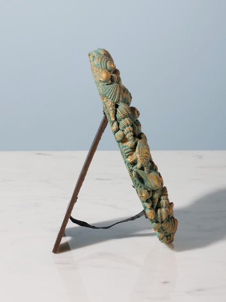 Vista lateral de marco de fotos ovalado con soporte trasero