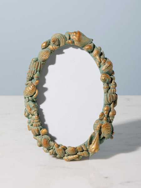 Vista frontal de marco de fotos estilo náutico con conchas y caracolas