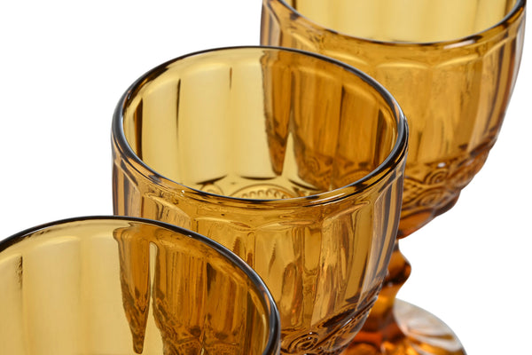 Detalle superior de copas de cristal ámbar vintage con textura en relieve – Brocantia