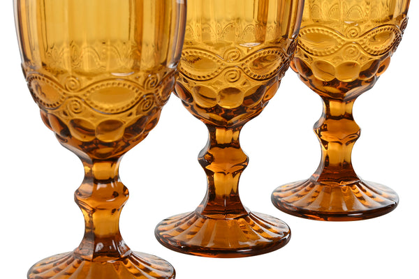 Detalle del pie y relieve decorativo en copas de cristal color ámbar – Brocantia Oviedo