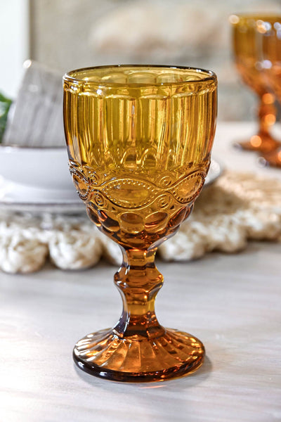 Copa de cristal ámbar sobre mesa decorada – decoración de mesa vintage Brocantia