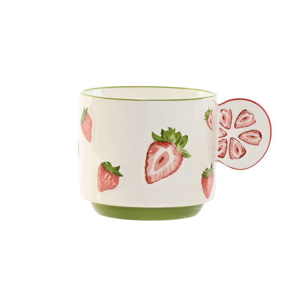 Taza de cerámica blanca con diseño de fresas pintadas a mano y asa decorada en relieve, ideal para café o té